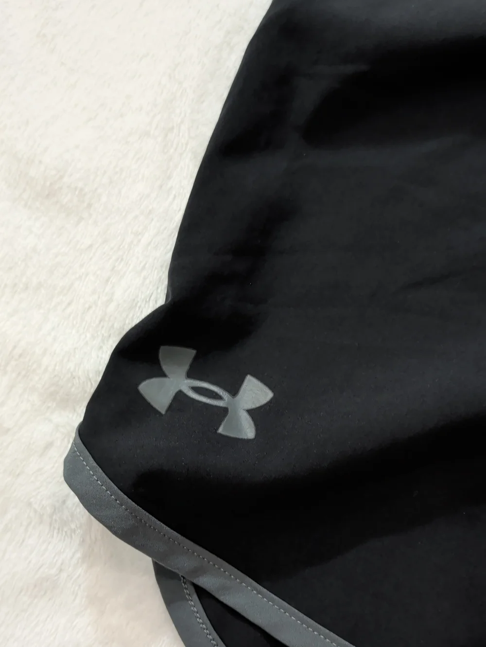 Like New Black Under Armor Size Large Men's Athletic Shorts 7.5